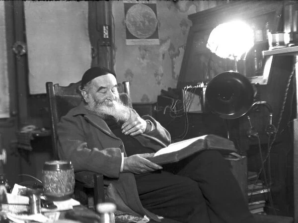 Old man reading, Paris