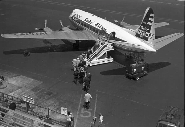 Passengers boarding a Vickers Viscount 744 N7412