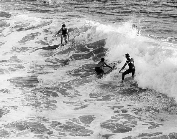 SURFs UP. Surfers at Pismo Beach, south California, U.S.A. Date: late 1960s
