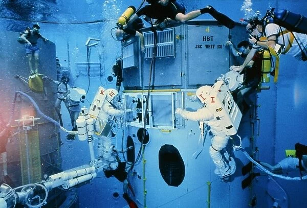 Astronauts underwater rehersal, HST repair mission