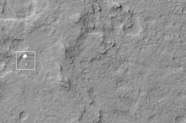 Curiosity rover descending to Mars C014  /  0576
