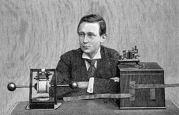 Guglielmo Marconi with his radio, 1890s C017  /  0685
