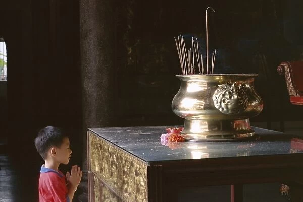 Boy praying at Kek Lok Si Temple