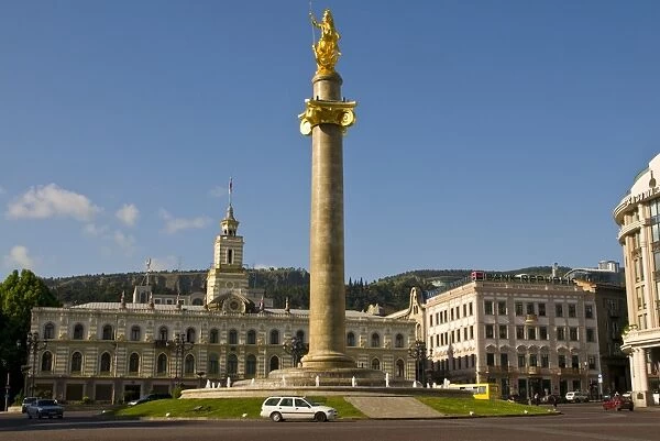 Golden Statue of St. George, with Freedom Hall behind, on Tavisuplebis Moedani