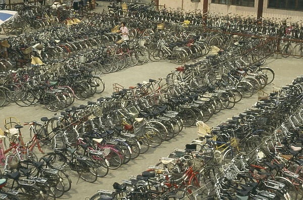 20016485. CHINA Kaifeng Massed cycles in bicycle park