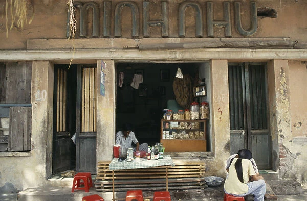 20046565. VIETNAM North Hanoi Street cafe with customers