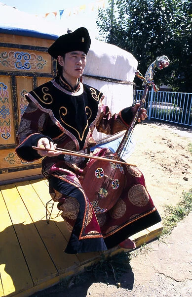 20050158. MONGOLIA Ulaanbaatar Khumii throat singer with a morin khuur horsehead fiddle