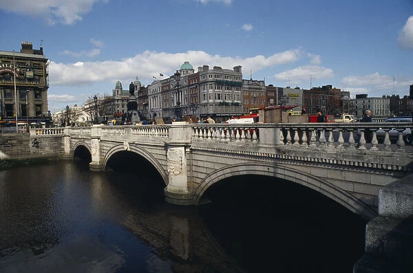 20074519. IRELAND Dublin O Connell bridge across the River Liffey