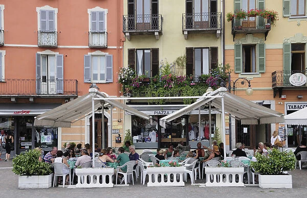 Italy, Piemonte, Lake Maggiore, Intra -Verbania, street scene with cafes