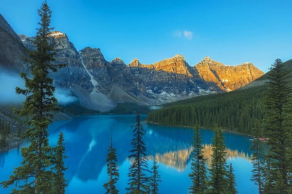 Canada, Alberta, Banff National Park. Moraine Lake and Valley of the Ten Peaks at sunrise