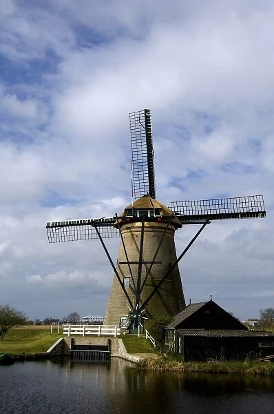 Netherlands (aka Holland), Kinderdijk. 19 historic windmills situated at the convergence