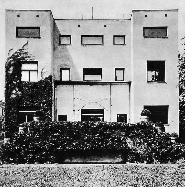 ADOLF LOOS: STEINER HOUSE. The Steiner House in Vienna, Austria, designed by Adolf Loos