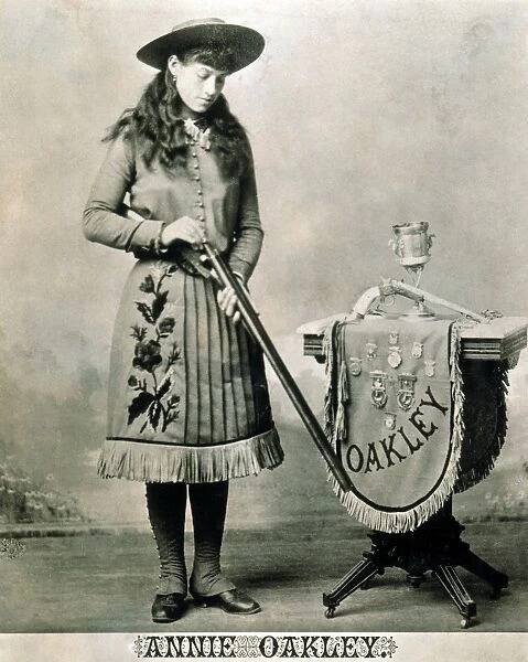 ANNIE OAKLEY (1860-1926). Cabinet photograph, c1890