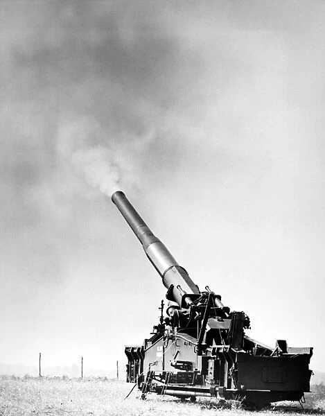 Demonstration of the U. S. Armys 280mm atomic gun at Aberdeen, Maryland, 1950s