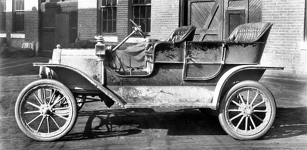 FIRST MODEL T FORD driven away from Fords Piquette Avenue plant in Detroit in the fall of 1908