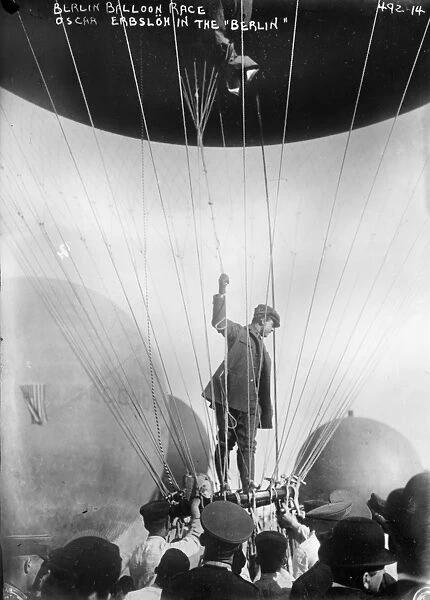 German aviator Oscar Erbsloh in the hot air balloon Berlin shortly before a race in Berlin, Germany. Photograph, 1908