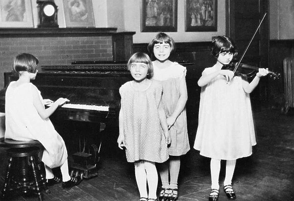 HULL HOUSE: MUSIC SCHOOL. Music school students at Hull House, Chicago, Illinois