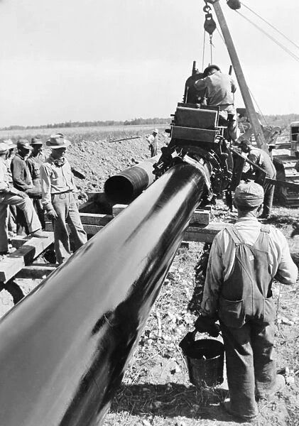 INDUSTRY: OIL PIPELINE. Oil pipeline being laid - the largest at the time - between Texas