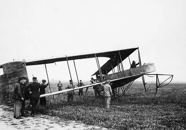 John William Dunnes powered tailless biplane with swept-back wings, 1907