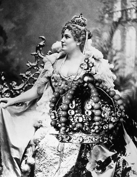 LILLIAN RUSSELL (1861-1922). NÔÇÜ e Helen Louise Leonard. American singer and actress. Composite photograph of Russell in the title role of The Grand Duchess of Gerolstein, an operetta by Jacques Offenbach, 1890s, and the crown she wore for the part (foreground)