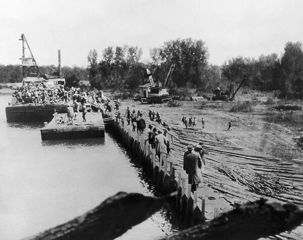 MISSISSIPPI FLOOD, 1927. Emergency construction of levees near Vicksburg, Mississippi