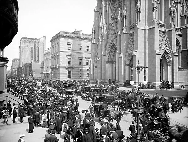 NEW YORK: FIFTH AVENUE. Crowds in front of St