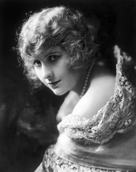PEARL WHITE (1889-1938). American actress