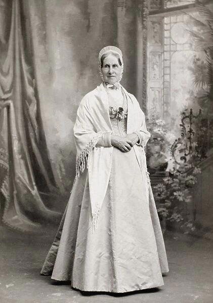 QUAKER WOMAN, NEW ENGLAND. Original cabinet photograph, New Bedford, Massachusetts