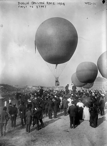 The start of a hot air balloon race in Berlin, Germany. Photograph, 1908