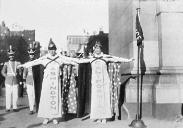 SUFFRAGETTES, 1915. Suffragettes Marion Parkhurst and Catherine Howard at a demonstration