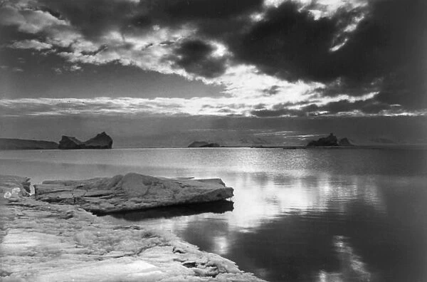 TERRA NOVA EXPEDITION. Midnight sun in the Antarctic