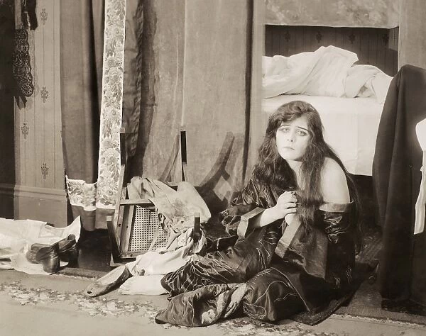 THEDA BARA (1885-1955). NÔÇÜ e Theodosia Goodman. American actress. In a scene from The Eternal Sappho, 1916