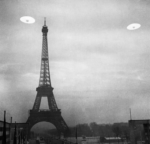 UFO: PARIS. Photograph of UFOs in Paris, France