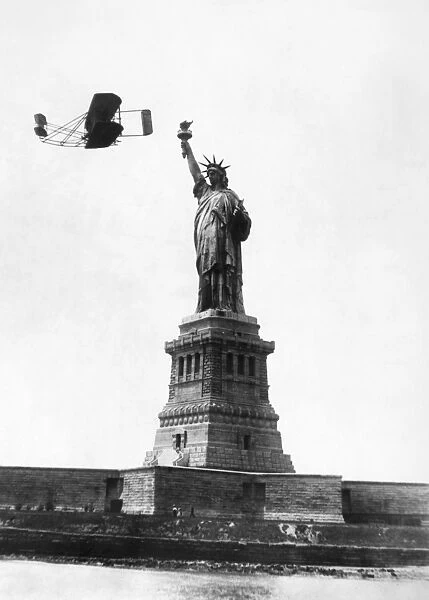 Wilbur Wright flying past the Statue of Liberty on his way from Governors Island to Grants Tomb during New York Citys Hudson Fulton Celebration, 4 October 1909