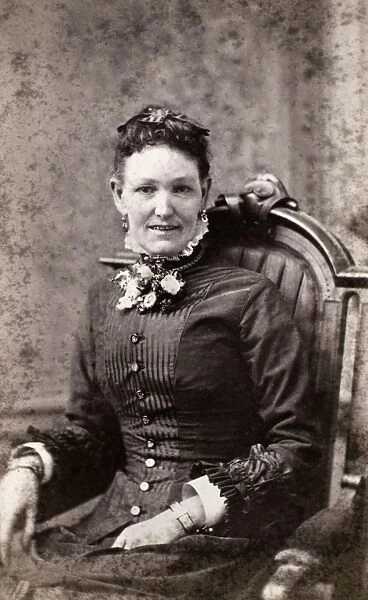 WOMENs FASHION, 1880s. Original carte-de-visite photograph of an American woman