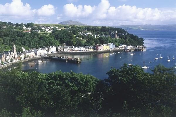 Great Britain, Scotland, Isle of Mull, Tobermory Bay, view across the harbour