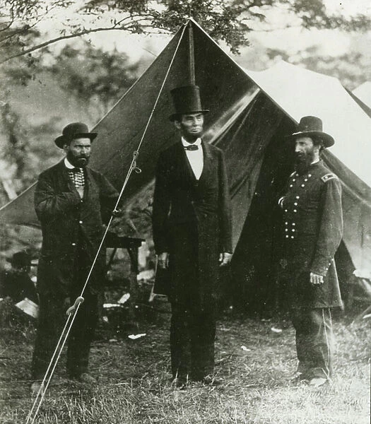 Abraham Lincoln with Allan Pinkerton and Major General John A. McClernand, 1862 (b  /  w photo)