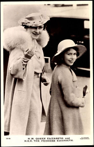 Ak H. M. Queen Elizabeth, H. R. H. Princess Elizabeth, Adel United Kingdom (b  /  w photo)