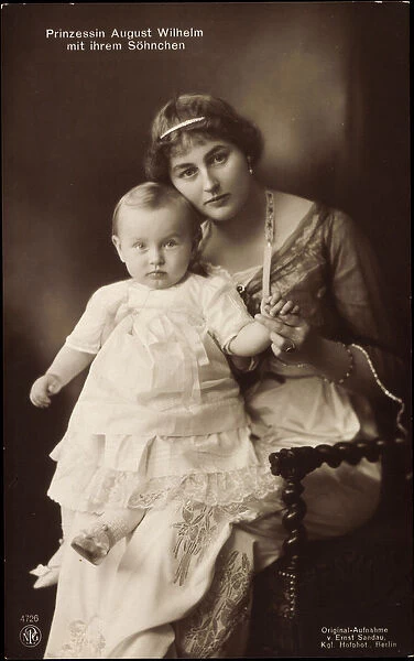 Ak Princess August Wilhelm with her son, NPG 4726 (b  /  w photo)