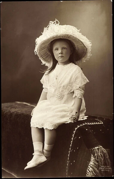 Ak Princess Juliana of the Netherlands as a little girl (b  /  w photo)