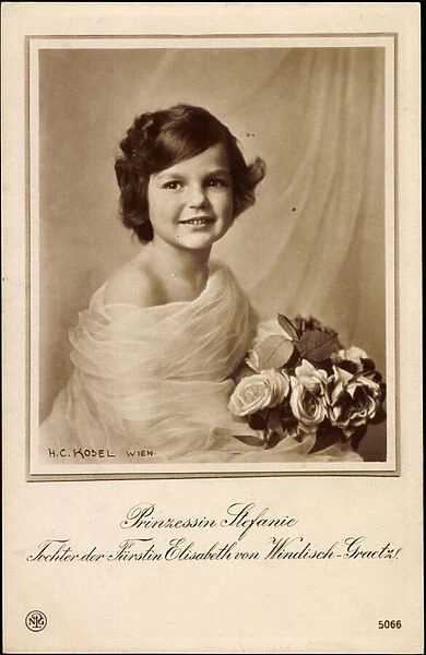 Ak Princess Stephanie von Windisch Graetz, Portrait, Flowers, NPG 5066 (b  /  w photo)