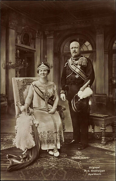 Ak Queen Wilhelmina and King Hendrik of the Netherlands, Crown, Costume (b  /  w photo)