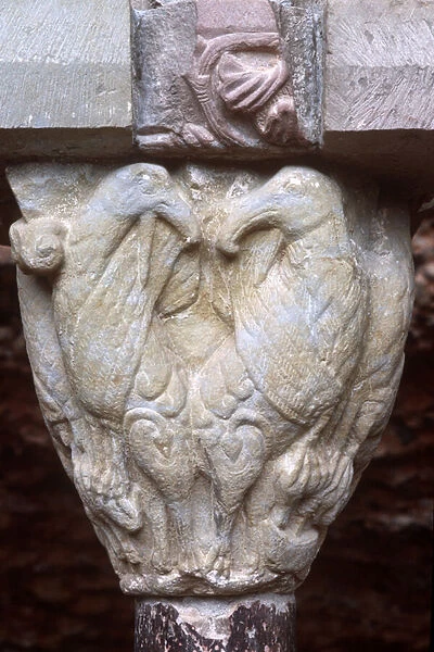 Detail of an arcade capital with sculpture of two birds (photo)