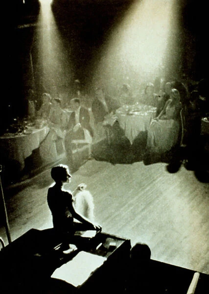 Beatrice Lillie, a revue artist in the 1920s under a spotlight at the Cafe de Paris (photo)