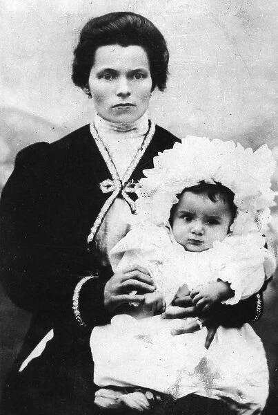 Benito Mussolini as a child with his mother Rosa Maltoni - 1884 - Benito MUSSOLINI