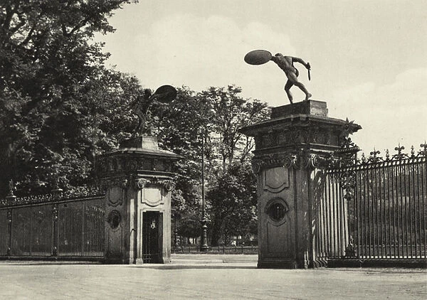 Berlin: Schloss Charlottenburg, Eingang; Charlottenburg Palace, Entrance (b  /  w photo)
