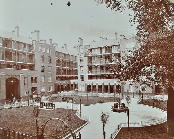 Caledonian Road Buildings: view of courtyard, gardens and flats, London, 1907 (b  /  w photo)