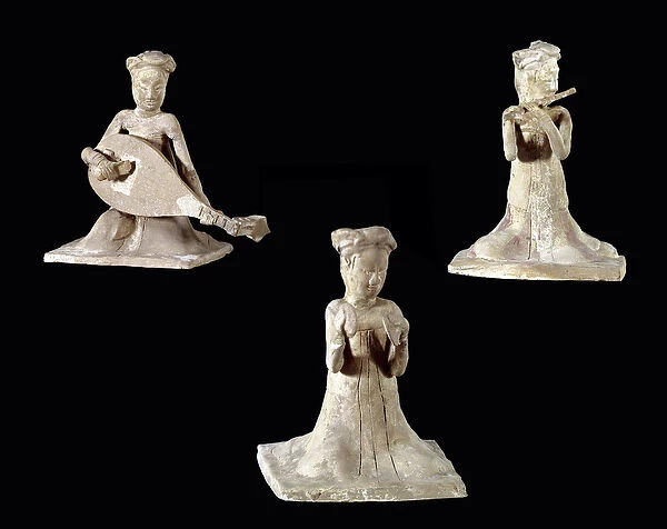 Chinese art: statuettes of lute and flute musicians sitting in terracotta