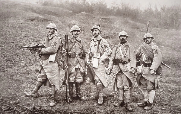 French WWI infantry with weapons, 1918 (b  /  w photo)