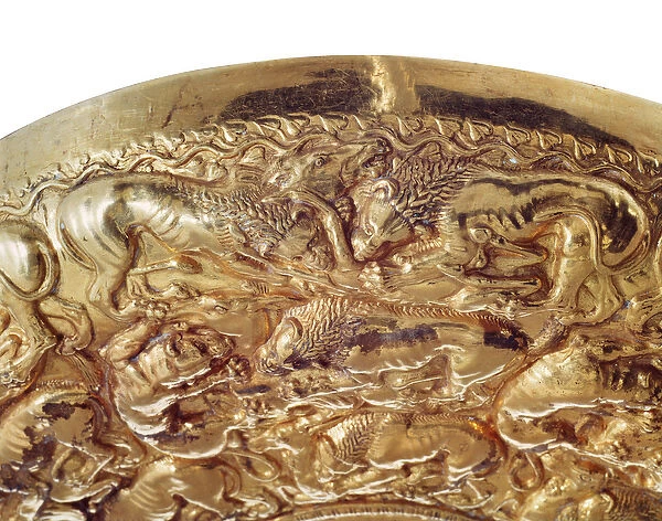 Libation bowl with embossed decorations in the shape of lions and panthers (gold)